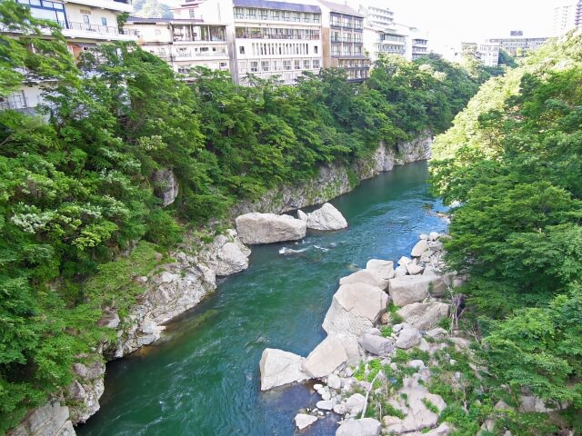 鬼怒川温泉あさやホテルのアクセスと駐車場と部屋と温泉のお風呂と食事の料理について教えます