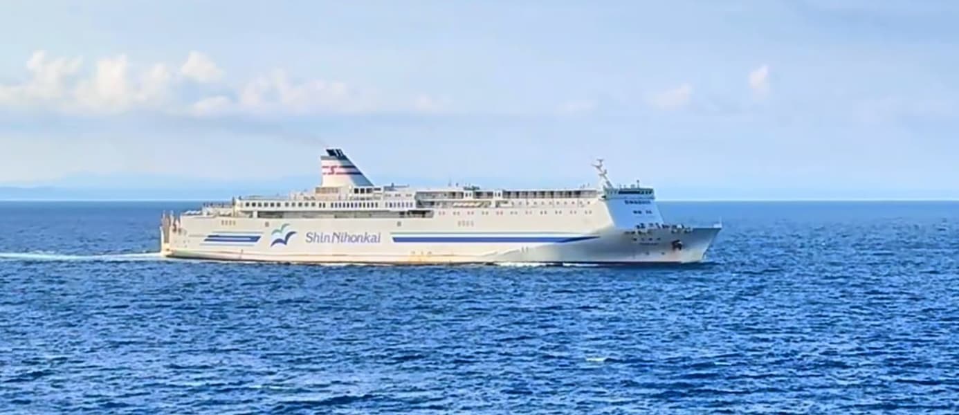 日本海フェリーのシニア割引の55割引で苫小牧東港から秋田港までらいらっくの乗船についてとデラックスAツインの部屋について、レストランメニューで夕食にお勧めしたい刺身定食について教えます