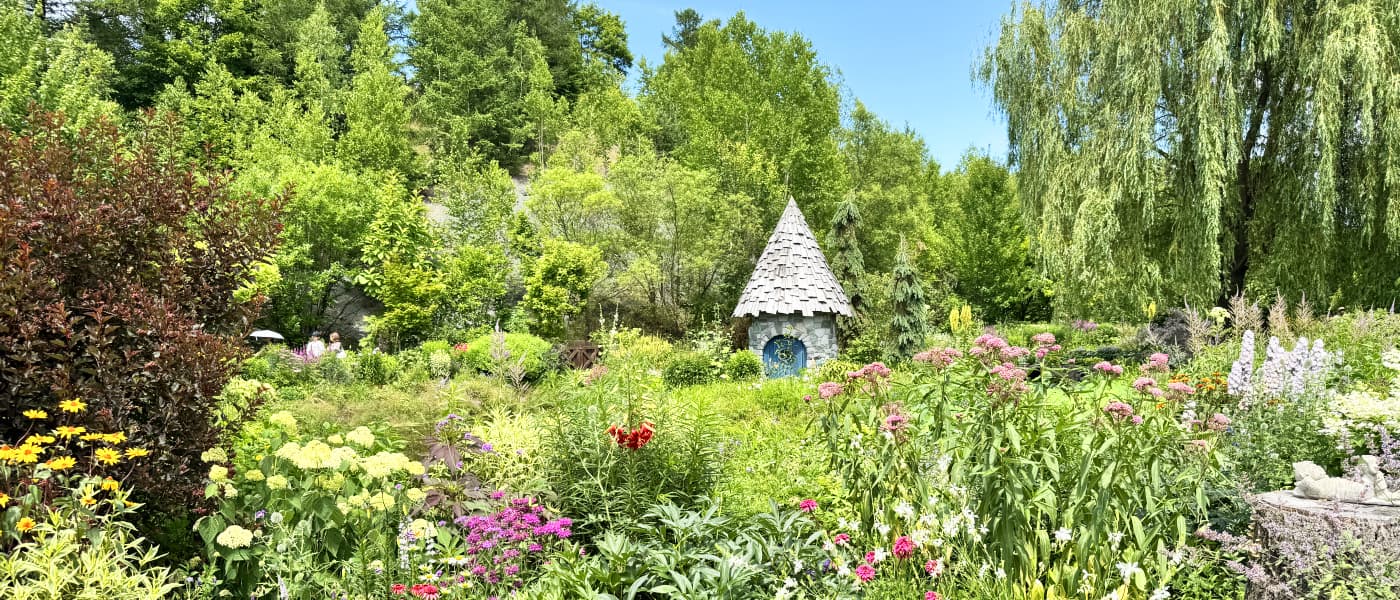 北海道の旭川市にある北海道ガーデンのひとつのイングリッシュガーデンの上野ファームの花が見頃の夏の様子と観光の所要時間とアクセスとショップについて教えます